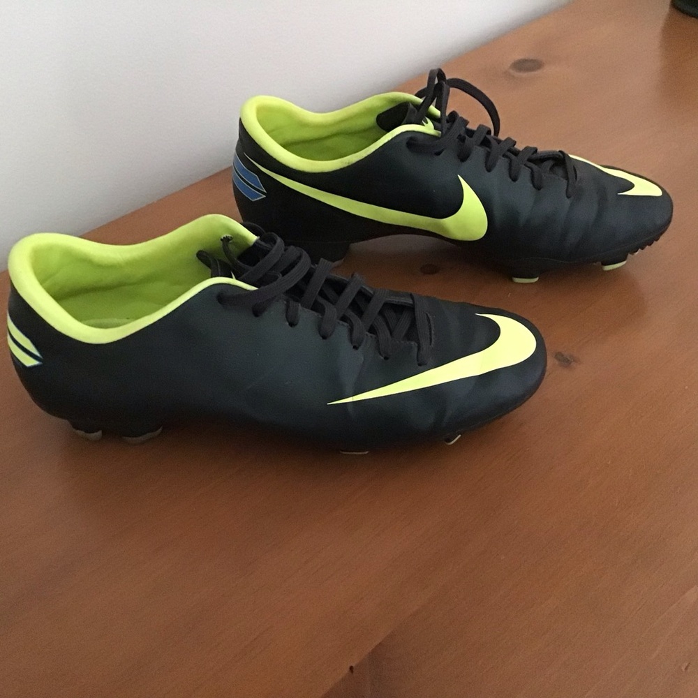 ⚽️Nike Black and Neon Yellow Soccer Cleats - Picture 2 of 5